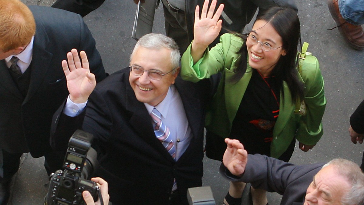 Warszawa, 07.06.05. Stanisław Tymiński z żoną Mulan machają do dziennikarzy, po konferencji prasowej 7 bm. w Warszawie