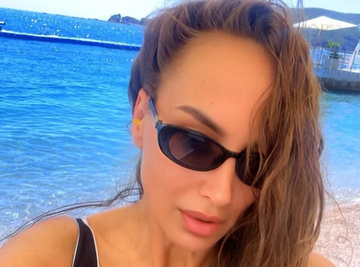 Pevačica (49) više puta operisala grudi, pa POKAZALA TELO U BIKINIJU: DEKOLTE PAO U PRVI PLAN! (FOTO)