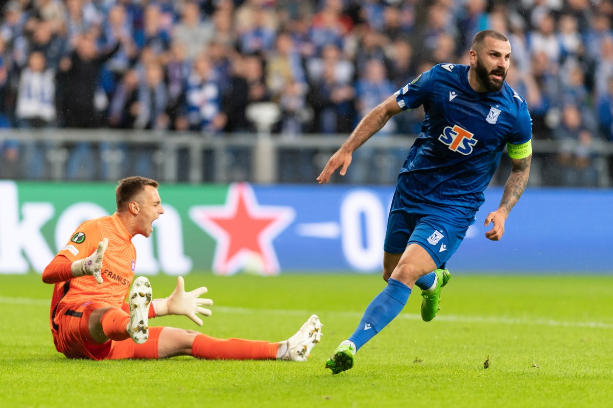 Zawodnik Lecha Poznań Mikael Ishak (P) cieszy się z bramki podczas meczu 2. kolejki fazy grupowej piłkarskiej Ligi Konferencji z Austrią Wiedeń