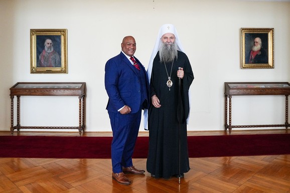 Patrijarh Porfirije i američki pastor Berns stigli u Pećku Patrijaršiju (FOTO)
