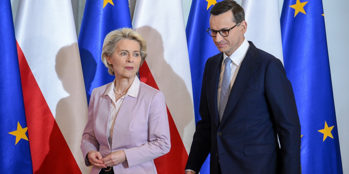 Szefowa KE Ursula von der Leyen i były premier Mateusz Morawiecki. Polityka Brukseli i PiS są wskazywane przez Polaków najczęściej, jako przyczyny problemów polskich rolników