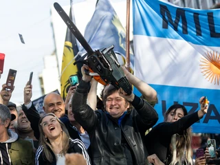 Javier Milei, nowy prezydent Argentyny znany jest ze swojej niesfornej czupryny, czterech olbrzymich psów rasy mastif i wymachiwania piłą łańcuhcową