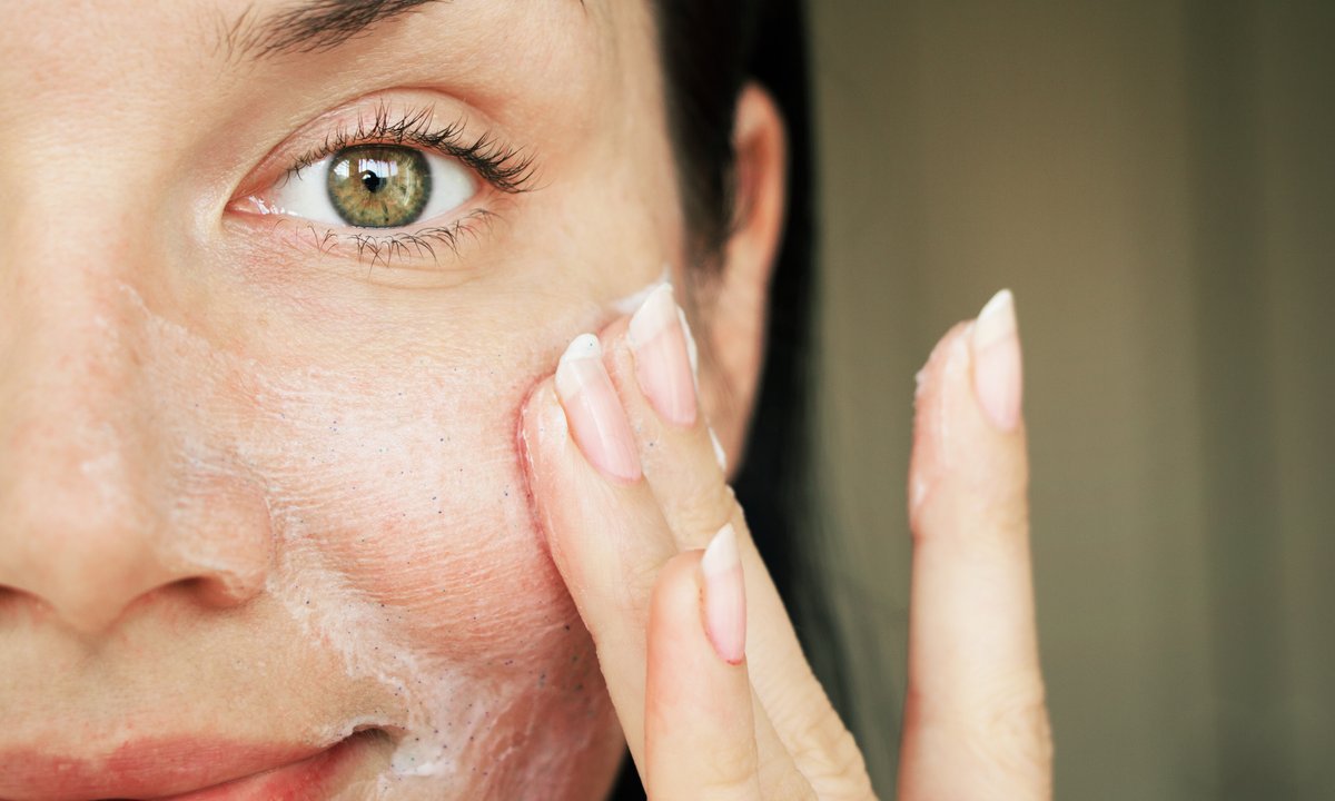 Ten witaminowy krem matujący to hit dla świecących i tłustych cer. Niestraszne mu letnie upały i siódme poty