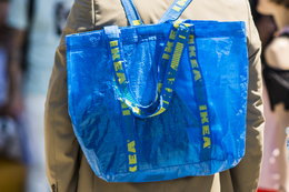 Projektant Balenciagi tłumaczy, dlaczego stworzył własną wersję torby IKEA za ponad dwa tysiące dolarów