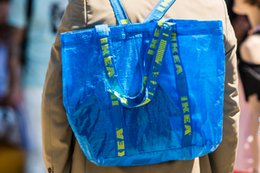 Projektant Balenciagi tłumaczy, dlaczego stworzył własną wersję torby IKEA za ponad dwa tysiące dolarów