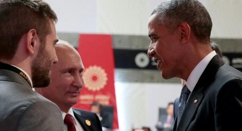 US President Barack Obama (R) speaks with Russia's President Vladimir Putin (2nd L) at the Asia-Pacific Economic Cooperation (APEC) Summit in Lima on November 20, 2016