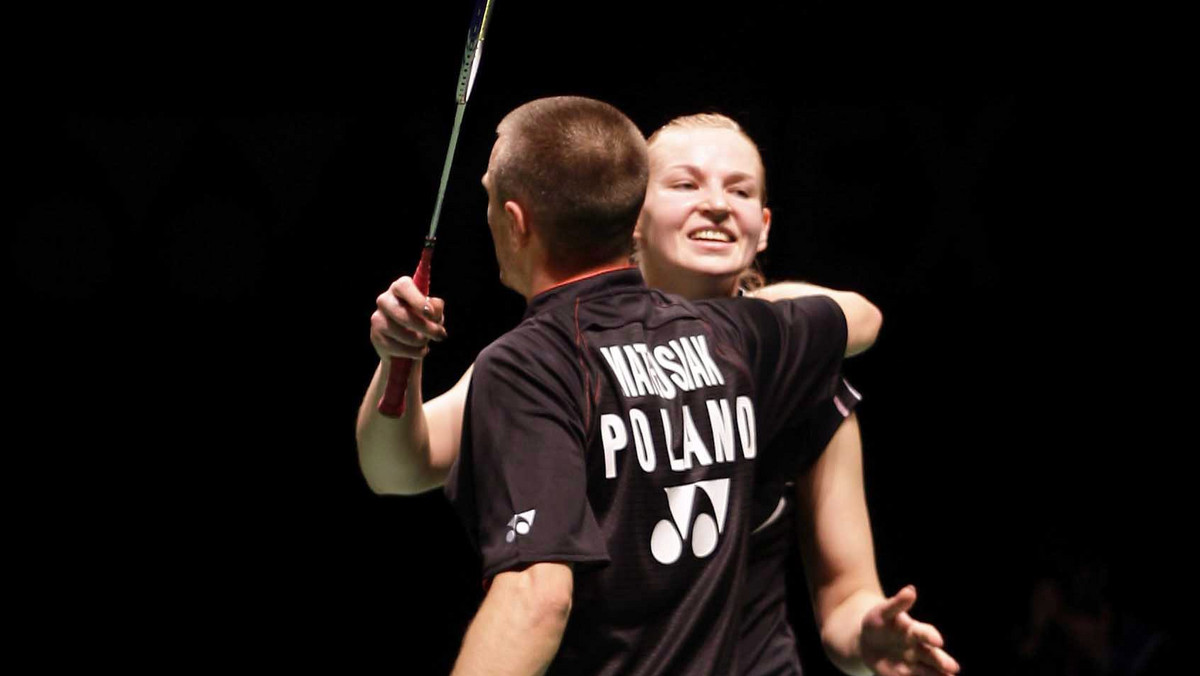 Robert Mateusiak i Nadieżda Kostiuczyk walczyć będą w niedzielę w Manchesterze w grze mieszanej o złoty medal 22. badmintonowych mistrzostw Europy. W sobotnim półfinale pokonali gospodarzy Nathana Robertsona i Jenny Wallwork 21:18, 18:21, 21:9.