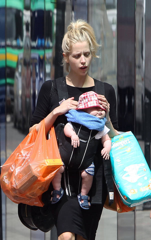 Młoda mama Peaches Geldof wygląda na bardzo zmęczoną