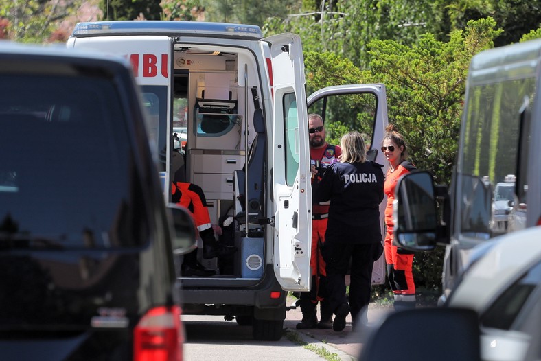 Mężczyzna zabarykadował się w jednym z domów w Komorowie (pow. pruszkowski) przy ulicy Rubinowej. Na miejscu oprócz policji są też straż pożarna i karetka.