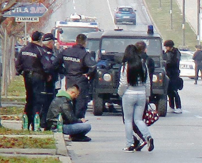 Osumnjičena sa policijom ispred mesta zločina
