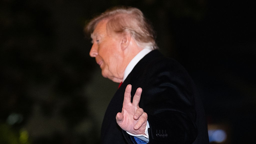 Șapte senatori republicani și democrați îi cer lui Trump să renunțe la planul de a cumpăra motorină rusească și îl avertizează că încalcă legea