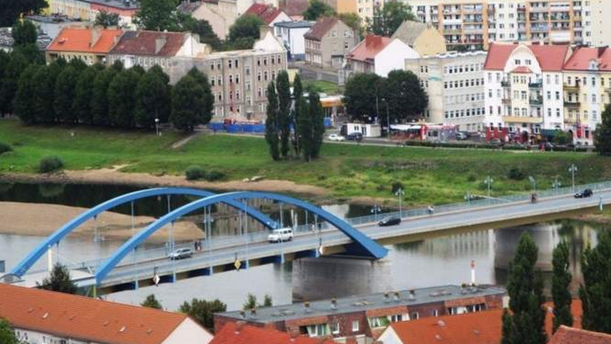 1 maja we Frankfurcie do trzech kanadyjek, które wypłynęły na Odrę, wsiedli razem Zieloni z obu krajów. Tak partia chciała się integrować.