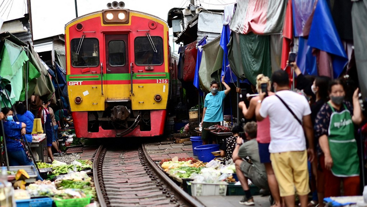 Szalony targ na torach kolejowych Mae Klong w Tajlandii 