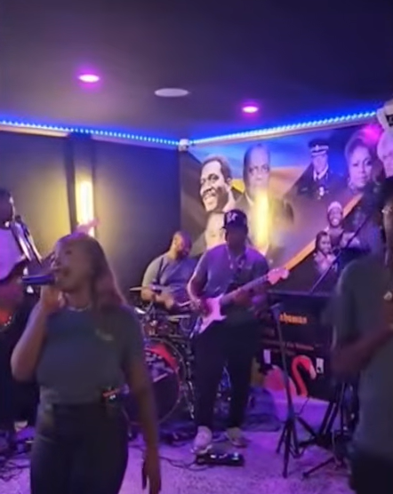 Kapela sa pripravovala na ďalší koncert.