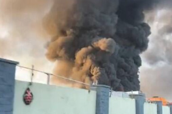 (VIDEO) BUKTI RUSIJA, UKRAJINCI IZVELI ŽESTOK UDAR Plamen guta stratešku vazduhoplovnu bazu i jednu od najvećih rafinerija: Pogođeno i ključno skladište dronova