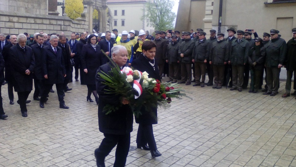 Premier i prezes wzięli udział w uroczystościach na Wawelu. Były protesty