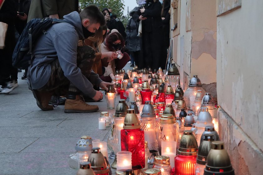 Znicze i ziemia wysypana przed siedzibą PiS