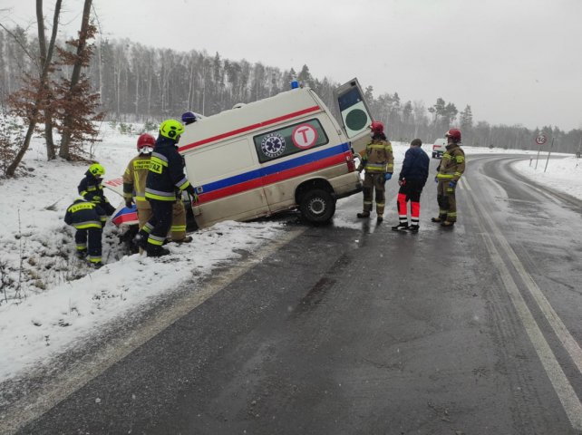 Groźny wypadek pod Olsztynkiem. Karetka zderzyła się z samochodem osobowym