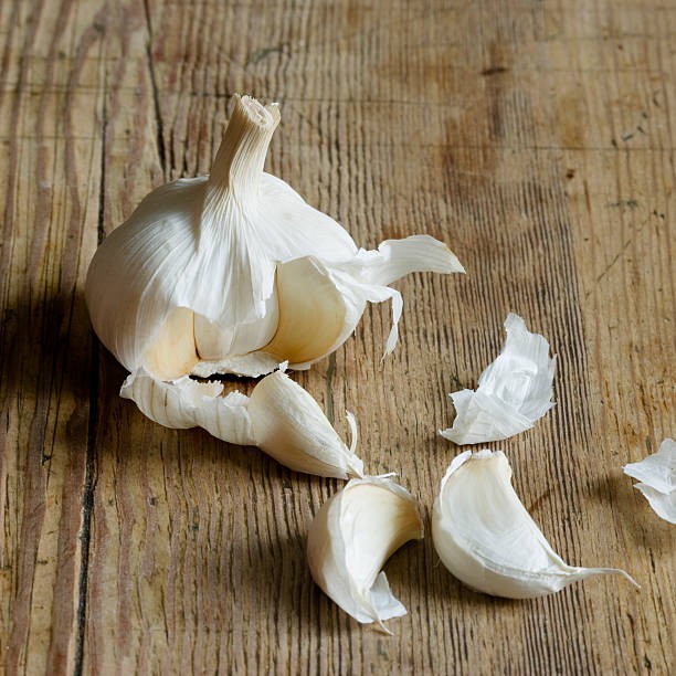 A photo of garlic cloves