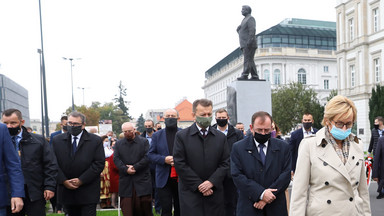 Polska żółtą strefą. Dystansu między uczestnikami miesięcznicy smoleńskiej zabrakło [ZDJĘCIA]