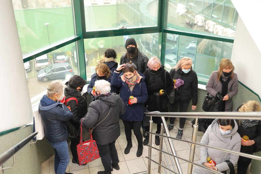 Pracownicy socjalni podczas protestu w siedzibie MOPS w Łodzi