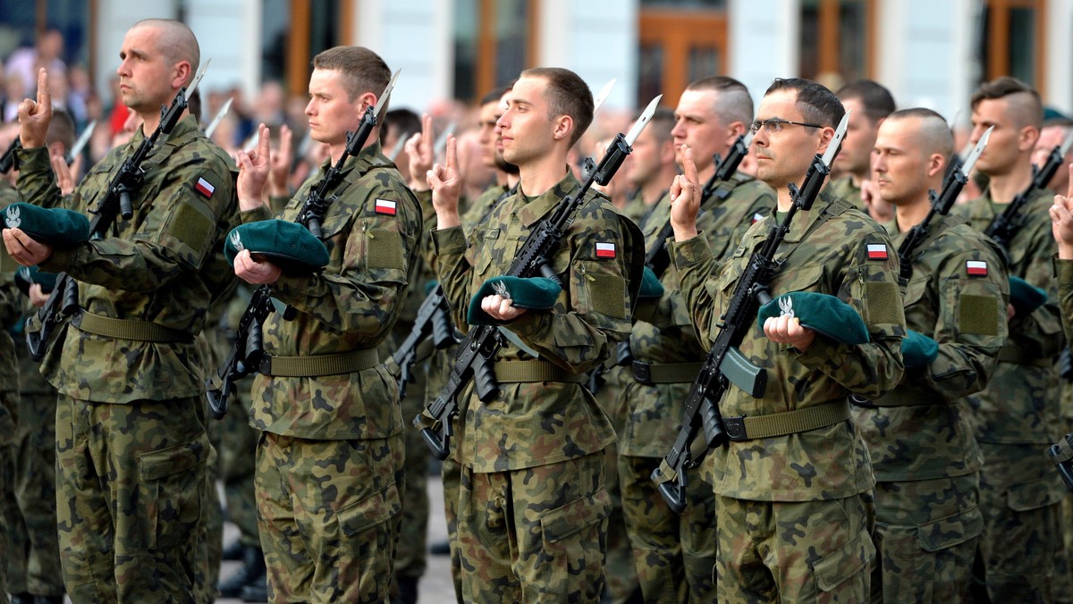 Zdajemy sobie sprawę, że jesteśmy (na Podlasiu - red.) terenem możliwych ruchów wojsk przeciwnika i działalności hybrydowej. Rola Wojsk Obrony Terytorialnej, którymi nasycimy środowisko, jest tu ogromna – ocenił płk Kocanowski w wypowiedzi dla "Naszego Dziennika".