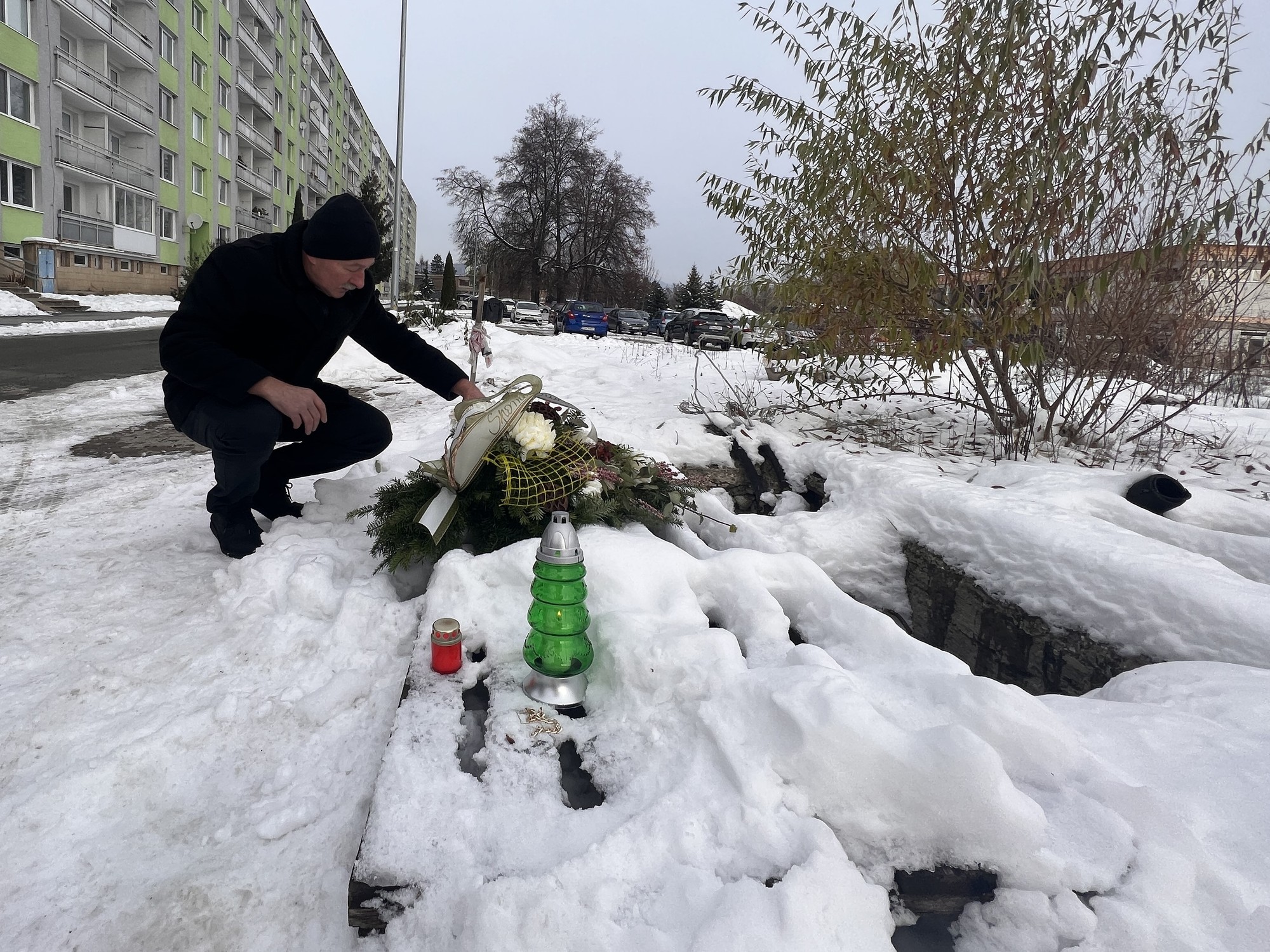 Bývalí obyvatelia bytovky na Mukačevskej ulici v Prešove si pripomenuli tragédiu.
