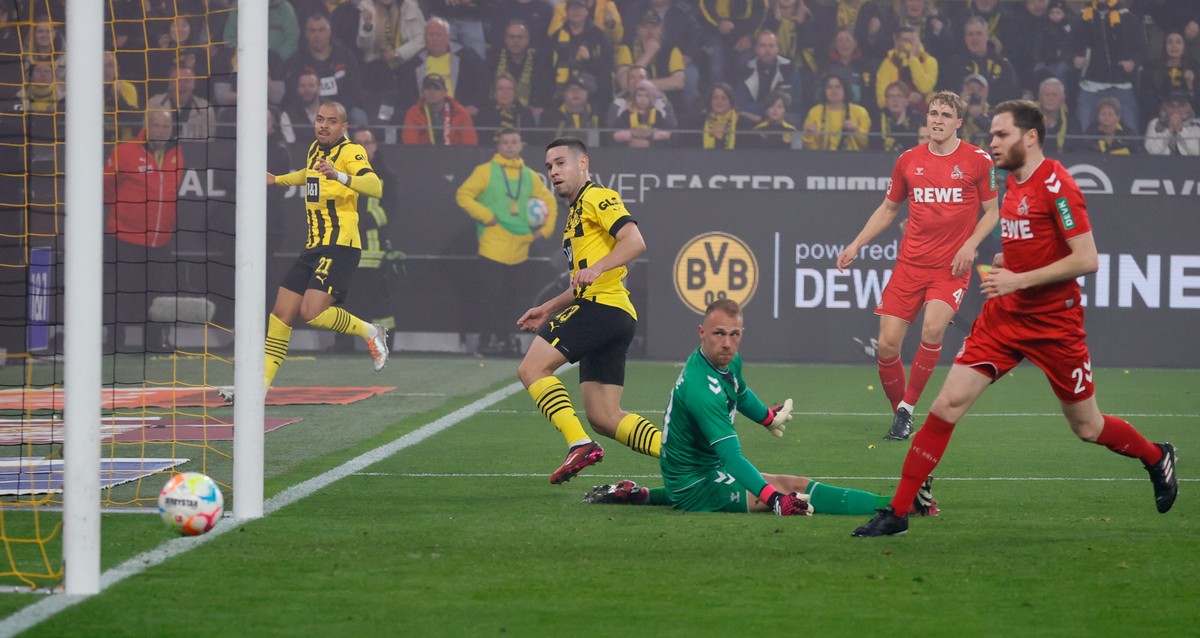 Raphael Guerreiro strzela gola dla Borussii
