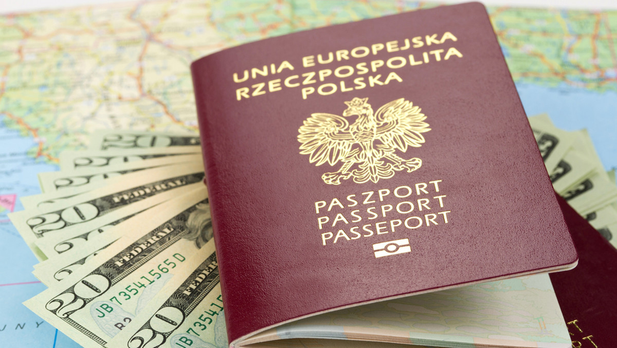 Jak wypełnić wniosek o wydanie nowego paszportu, jakie zdjęcie zrobić i gdzie należy zgłosić się po odbiór dokumentu? To ważne pytania tuż przed sezonem wakacyjnym. W naszym informatorze znajdziecie też informacje o opłatach i terminie oczekiwania na paszport.