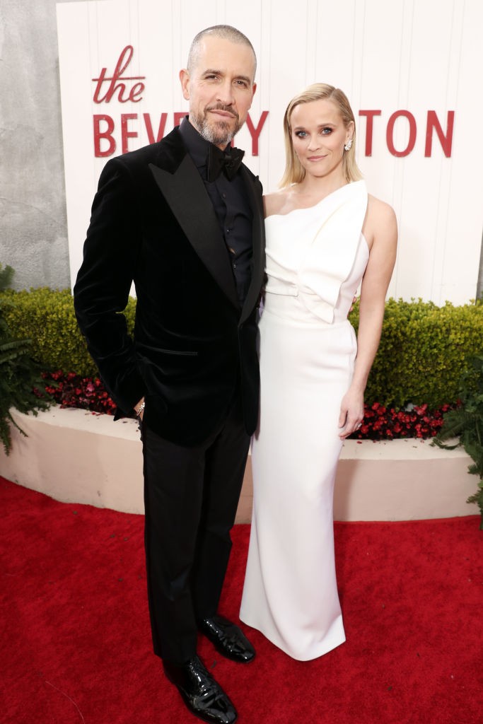 Reese Witherspoon és Jim Toth meg 2020-ban a Golden Globe vörös szőnyegén
