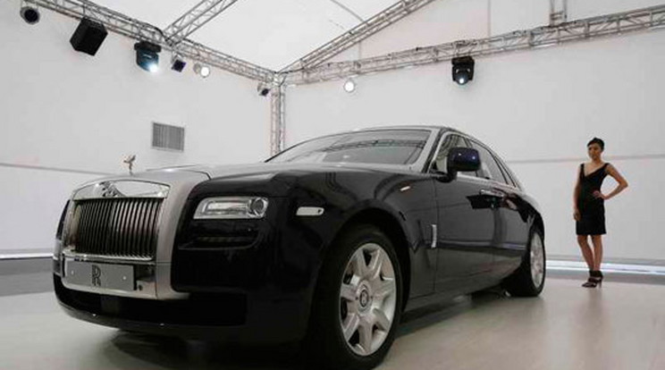 Az új Rolls Royce Ghostot a nagy vetélytárs, a Bentley hasonló kategóriájú modelljét hivatott legyőzni