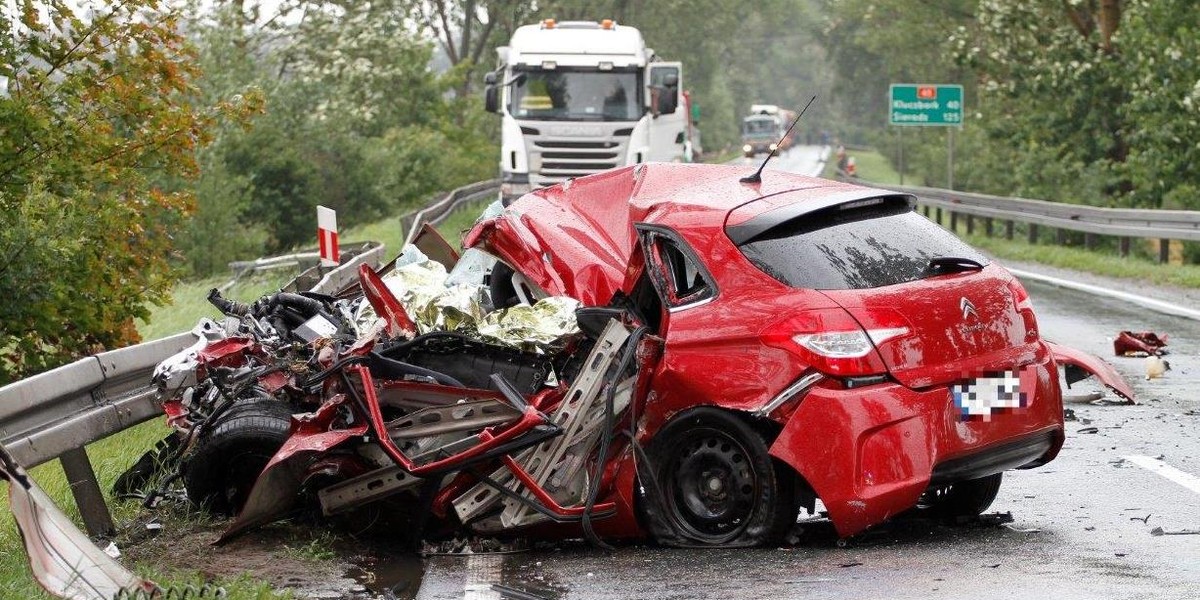 Osobówka roztrzaskała się o tira. Z auta została miazga