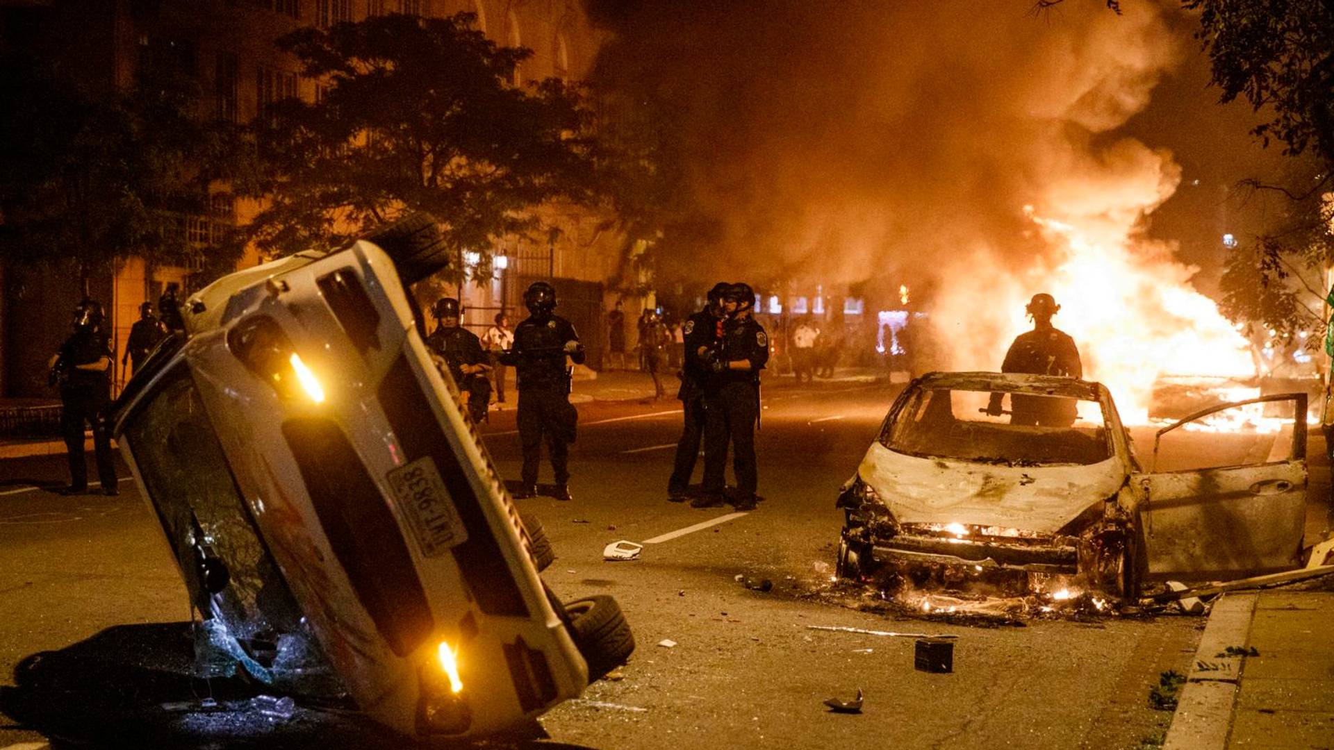 Protesti i neredi u Americi, ljudi pljačkaju radnje, pale automobile, cela zemlja je na ulici, Tramp se sakrio u bunker