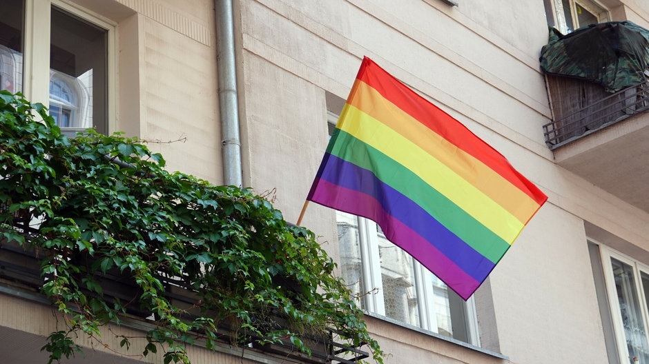 Czy właściciel może wyrzucić cię z mieszkania za flagę LGBT+ na balkonie?