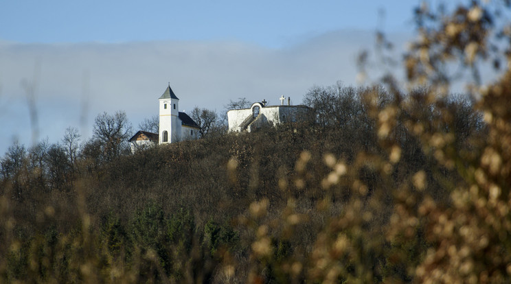 A képen: A kálvária és a Szent Anna-kápolna a Nógrád megyei Bujákon 2016. december 26-án / Fotó: MTI Fotó: Komka Péter