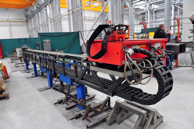 W tym roku w zakładzie znajdzie zatrudnienie około 200 pracowników. Docelowo ich liczba zwiększy się do 1000. Potrzebni będą m.in. spawacze, ślusarze i szlifierzy. <br><br>fot. (ukit) /Marcin Bielecki