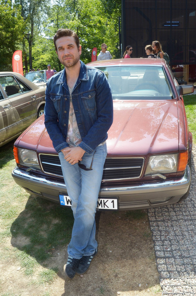 Marcin Dorociński pozuje ze swoim Mercedesem