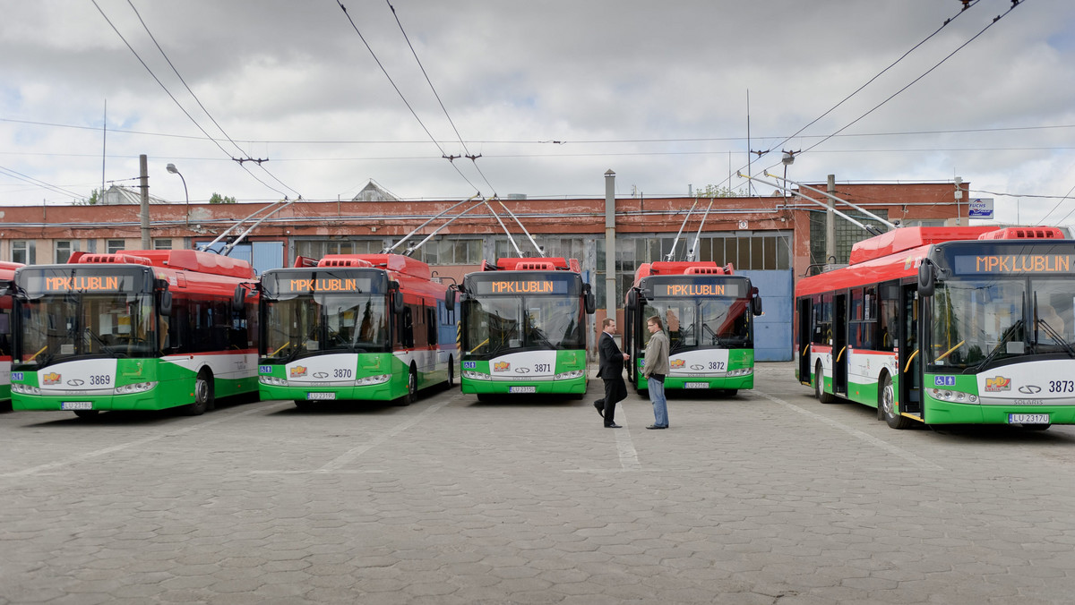 Pasażerowie komunikacji miejskiej w Lublinie muszą przygotować się, że od 1 lutego br. autobusy i trolejbusy będą jeździć rzadziej. W budżecie miasta znalazło się ok. 30 mln zł mniej na transport publiczny. Zarząd Transportu Miejskiego obiecuje, że nie dojdzie do likwidacji żadnej linii.