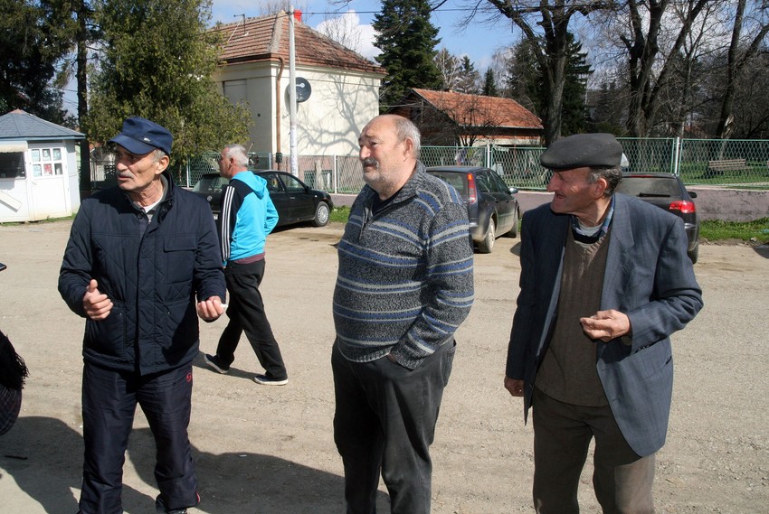 Meštani sela Drugovac Zoran Jovanović (levo) i Živoslav Jocić (u srediini)