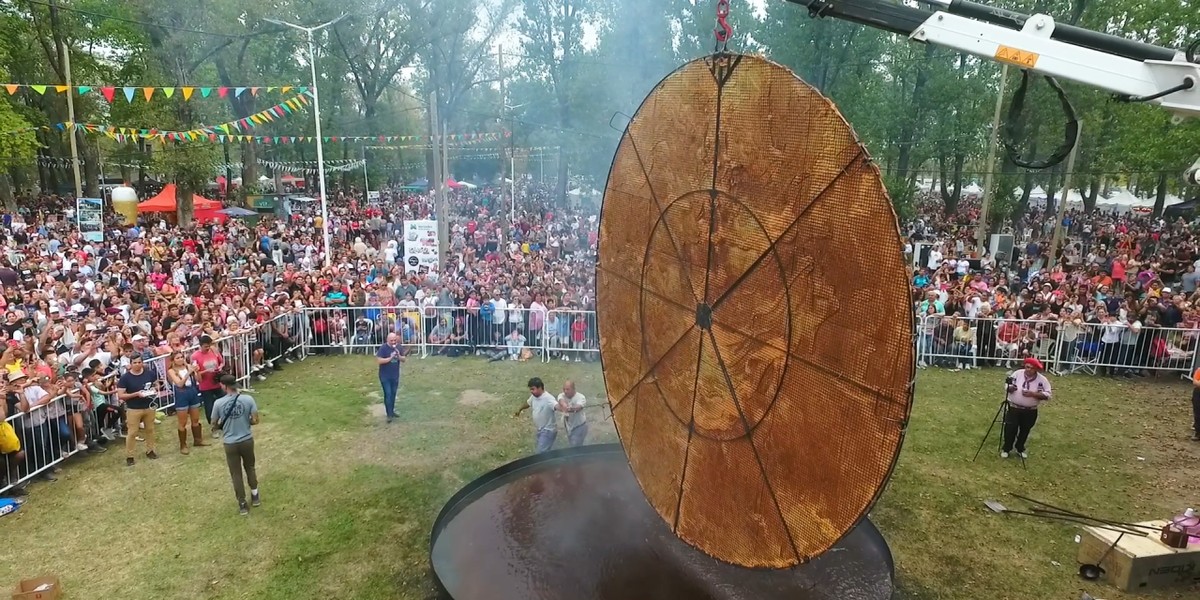 Gigantyczna torta frita z Mercedes