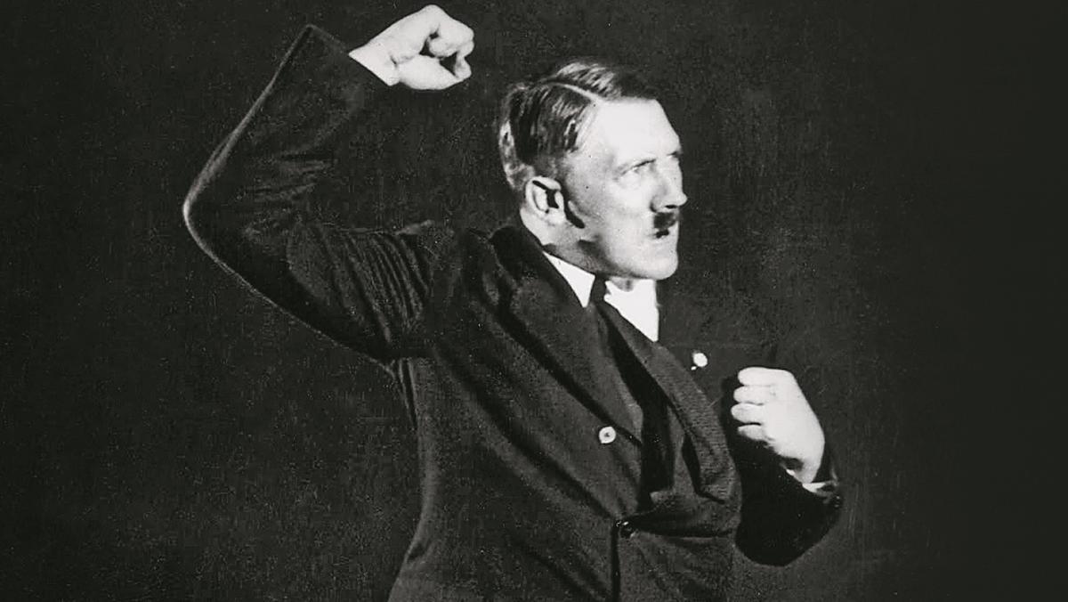 Adolf Hitler ćwiczy przemowę przed lustrem, 1933 r