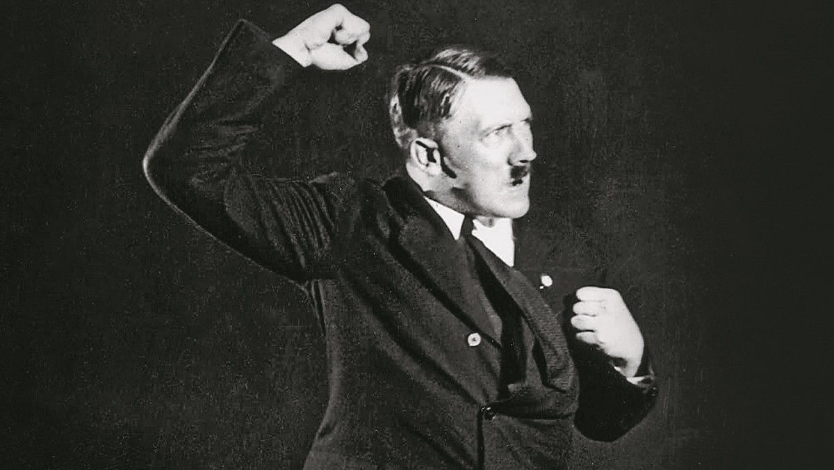 Adolf Hitler ćwiczy przemowę przed lustrem, 1933 r