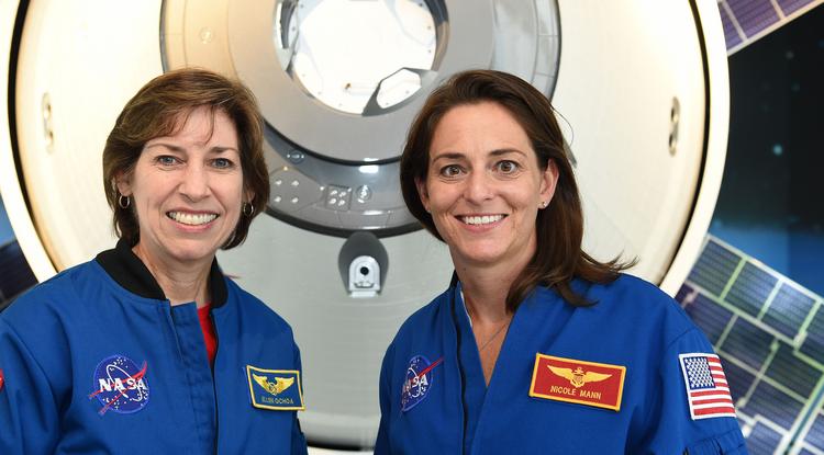 Ellen Ochoa és Nicole Mann, a NASA űrhajósai