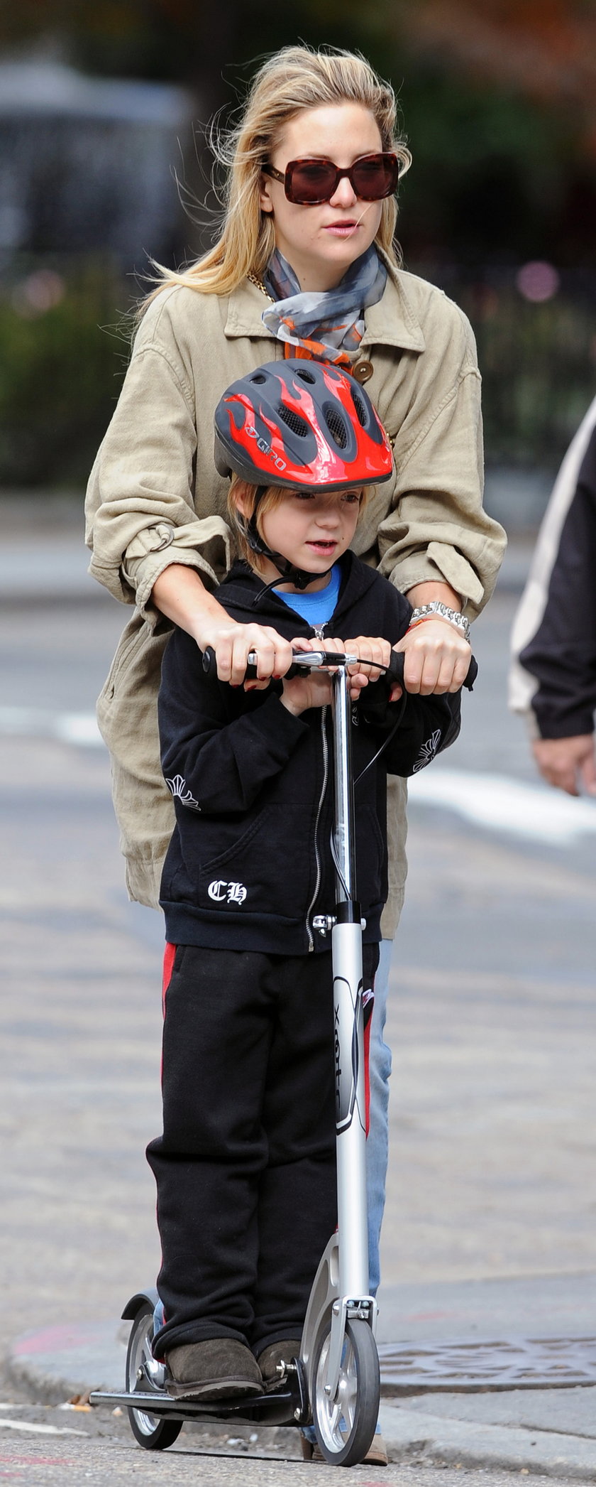 Kate Hudson z synkiem Ryderem na hulajnodze