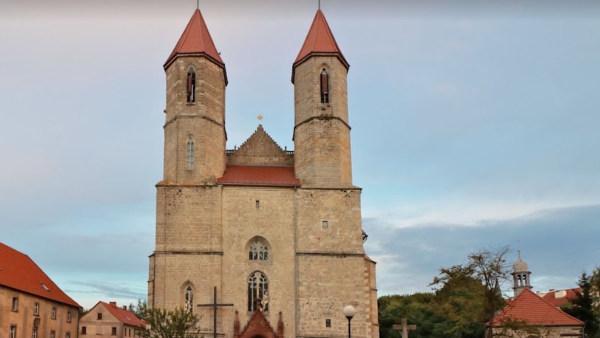 Lwówek Śląski. Pomalowali pomnik Jana Pawła II. Papież stracił również pastorał