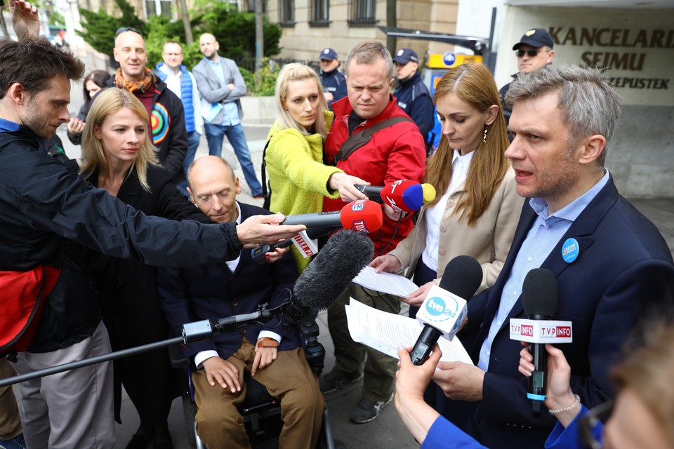 18425060 - WARSZAWA PROTEST PRZED SEJMEM (Monika Zima-Parjaszewska, Aleksander Waszkielewicz, Piotr Pawłowski )