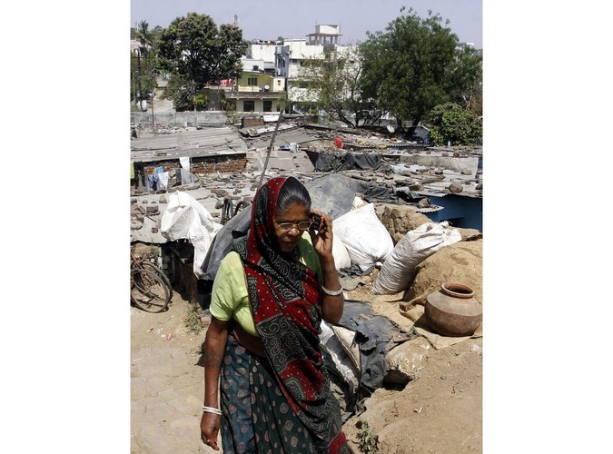 Hindusi żyją w nędzy, bez toalet, ale telefony komórkowe mają