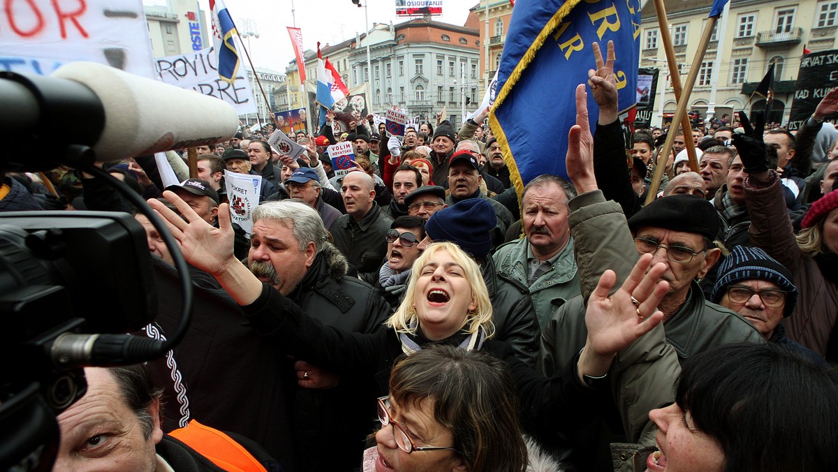 Około 15 tys. ludzi uczestniczyło w sobotę w antyrządowej demonstracji w Zagrzebiu. Chorwacka telewizja informuje, że doszło do starć z policją, która użyła gazu łzawiącego. Fala demonstracji antyrządowych trwa już od kilku tygodni w krajach północnej Afryki i Bliskiego Wschodu. Ustąpili już prezydenci Egiptu i Tunezji. Czy fala "rewolucji" dociera do Europy?