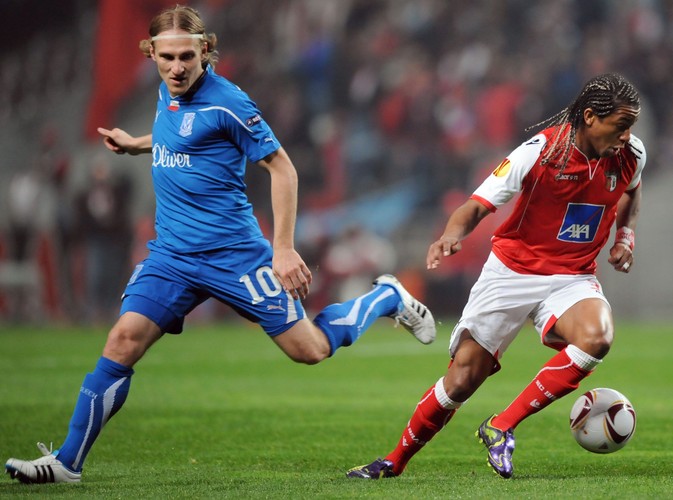 Walka o piłkę między Alanem ze Sportingu a Siergiejem Kriwcem z Lecha