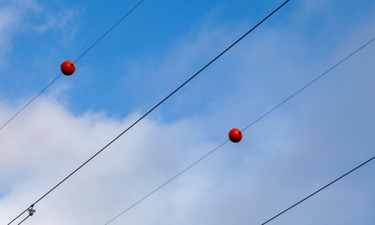 Po co wiesza się kule na przewodach elektrycznych? To nie dekoracja